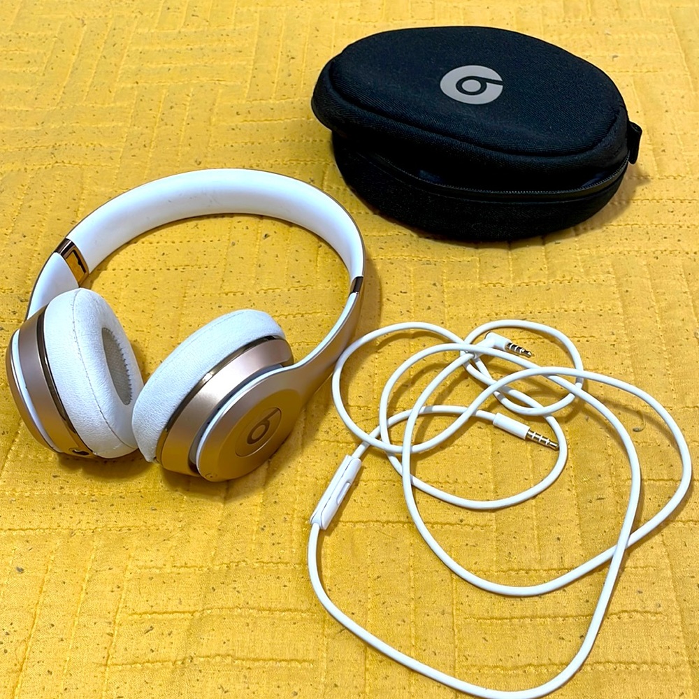 Rose gold Wireless Beats